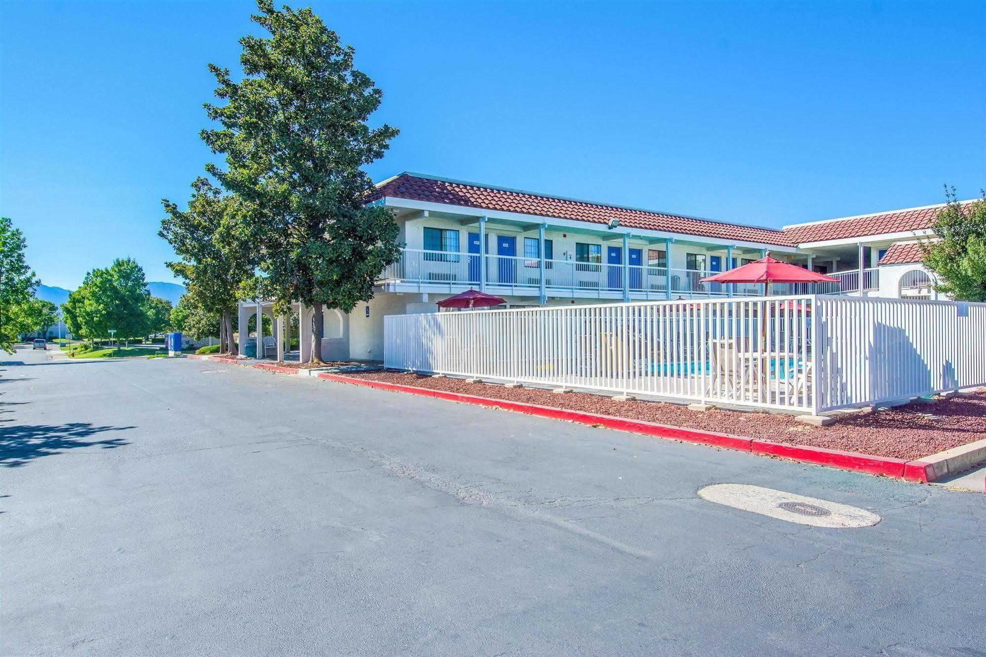 Motel 6-Redding, Ca - South Екстериор снимка