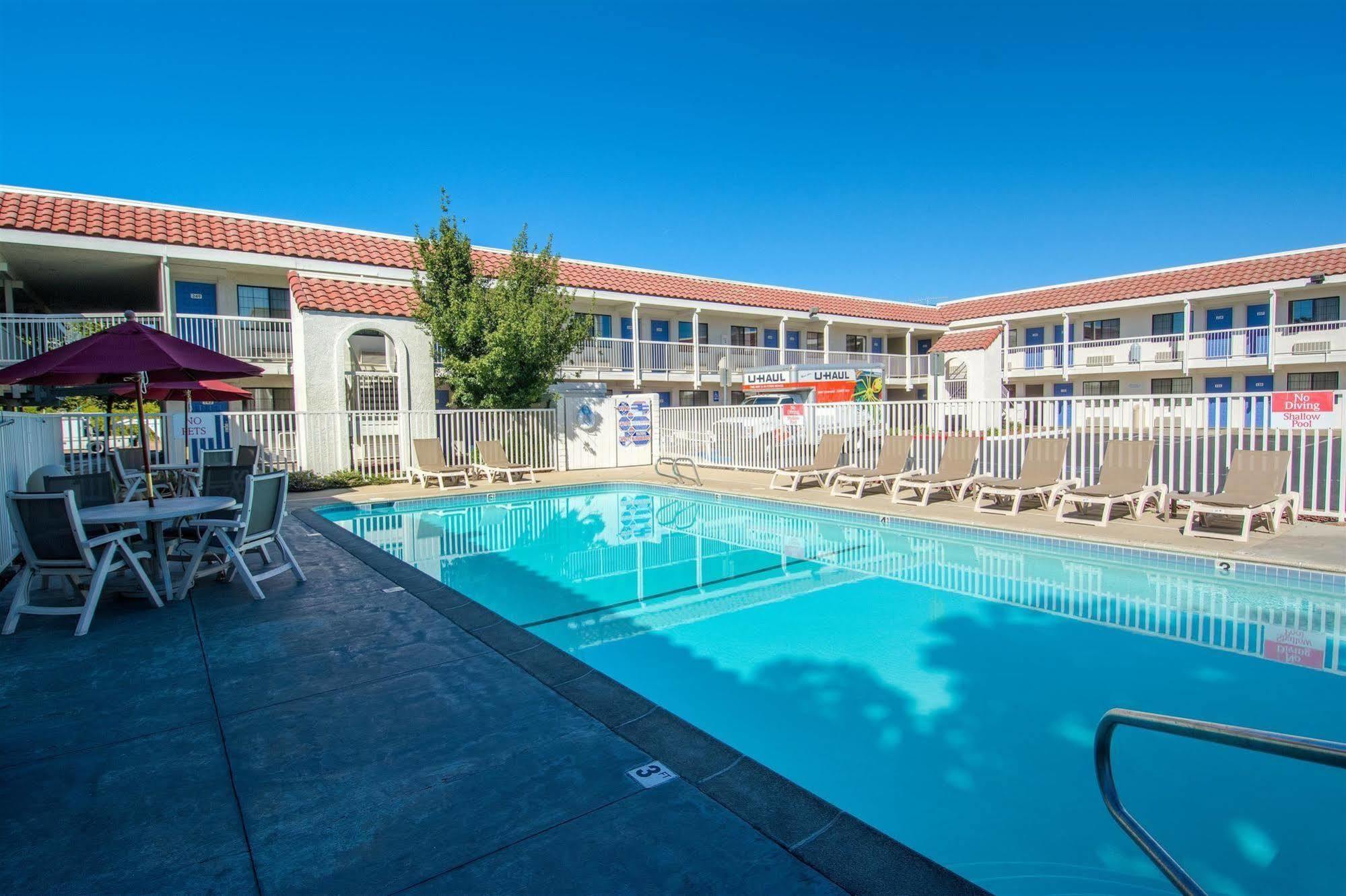 Motel 6-Redding, Ca - South Екстериор снимка