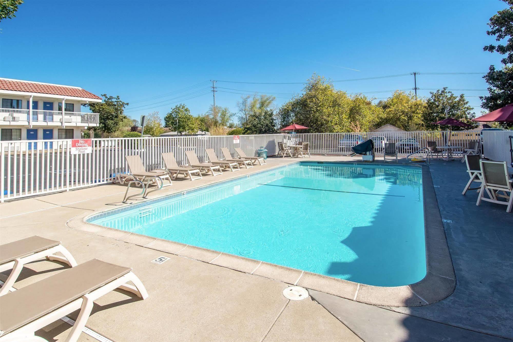 Motel 6-Redding, Ca - South Екстериор снимка