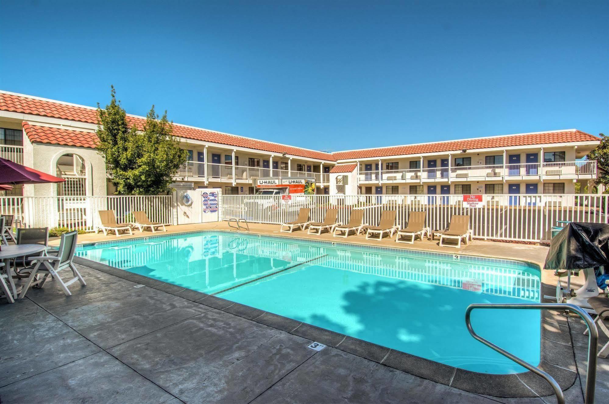Motel 6-Redding, Ca - South Екстериор снимка