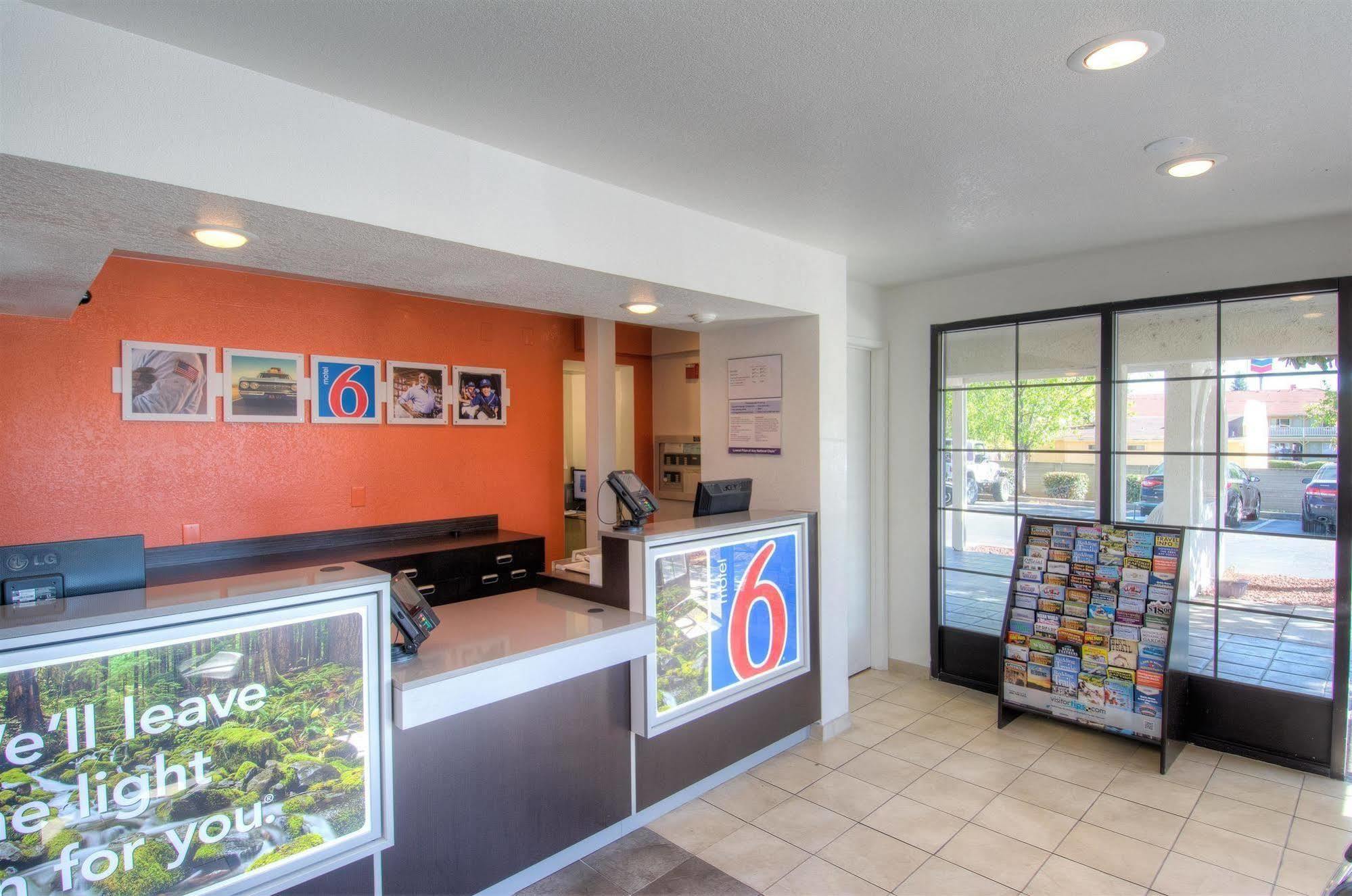 Motel 6-Redding, Ca - South Екстериор снимка